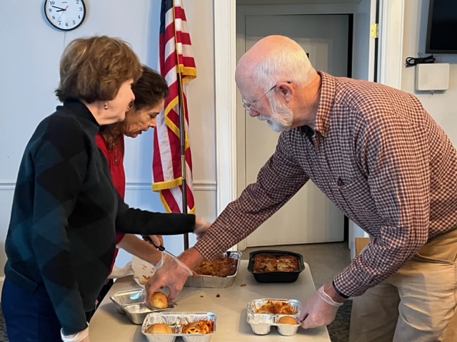 More helpers putting the lunches together